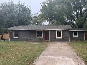 Building Photo - 4 Bed 1 Bath Home Available For Lease!