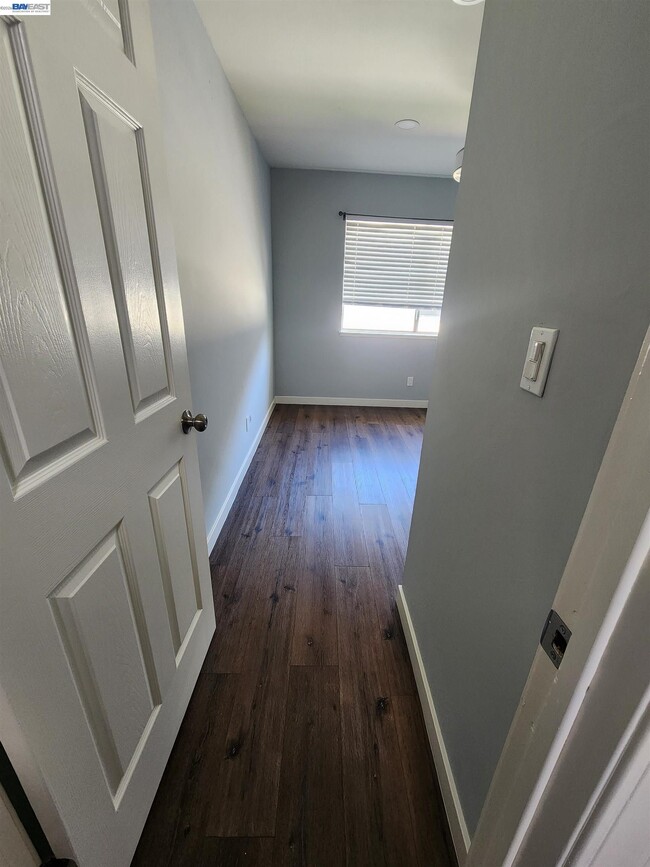 Building Photo - 4985 N Holt Ave