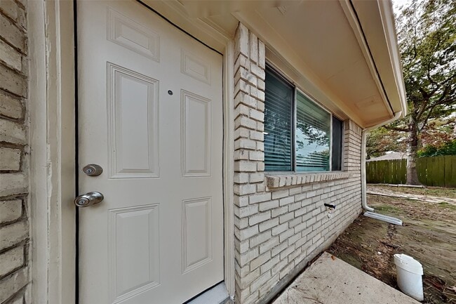 Building Photo - 9310 Wandsworth Dr