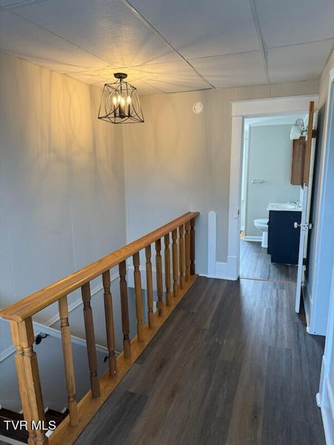 Building Photo - 4 Bedroom 2 Bath in Bristol, TN