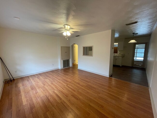 Building Photo - 1/2 Duplex Near Downtown Deland and Stetso...