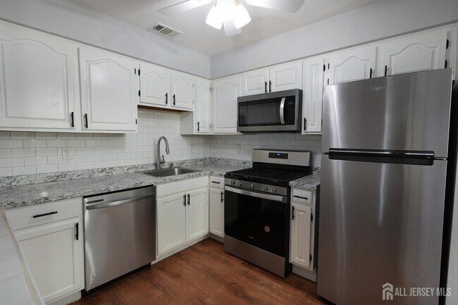 Building Photo - 421 Waterford Dr