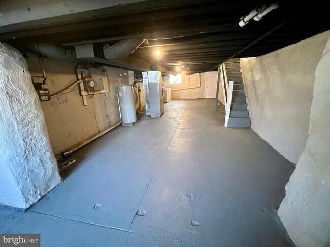 Building Photo - 5536 Pine St