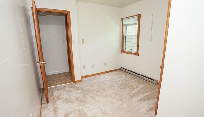 Building Photo - 547 Layman Ave