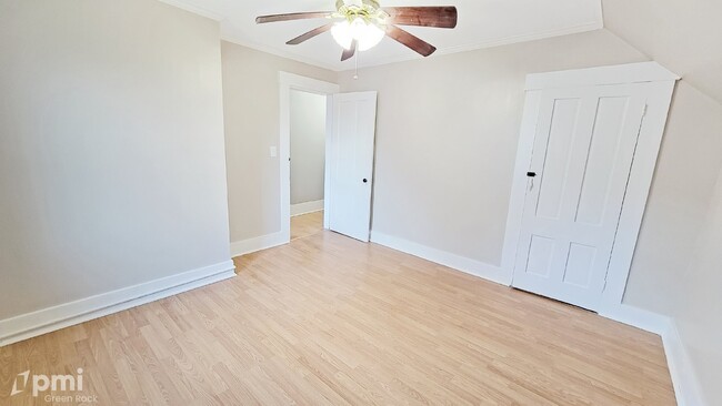 Building Photo - Charming 3-bedroom Rental with Hardwood Fl...