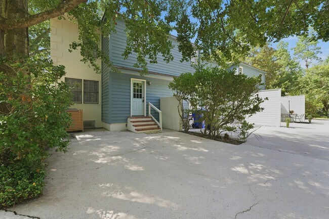 Building Photo - Charming Mount Pleasant Townhouse