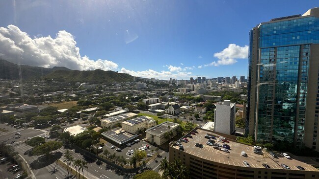 Building Photo - Convenient Downtown  1 Bed 1 Bath 1 Parking in the Kukui Plaza