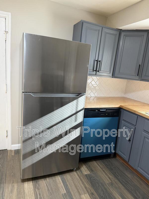 Building Photo - 2408 Caverhill Dr