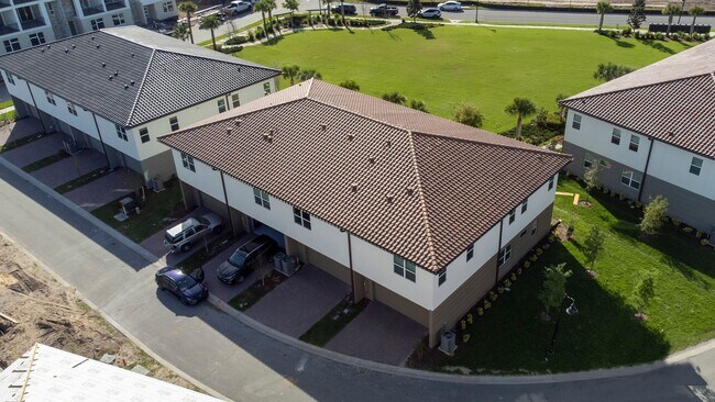 Building Photo - Stunning  MOVE-IN READY TOWNHOME in. Exqui...