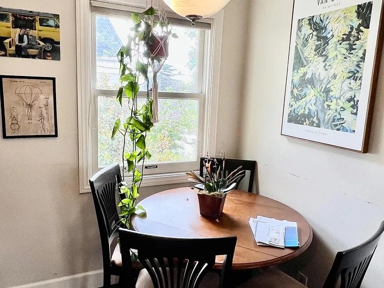 Dining area - 1426 Bath St