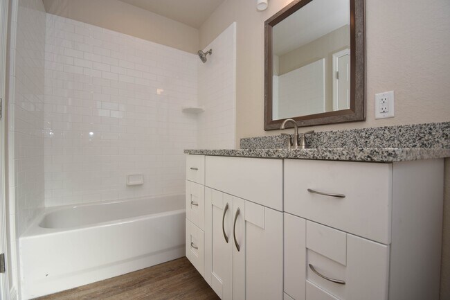 Building Photo - 2600 SW 35th Place #10 (Heather Lane)