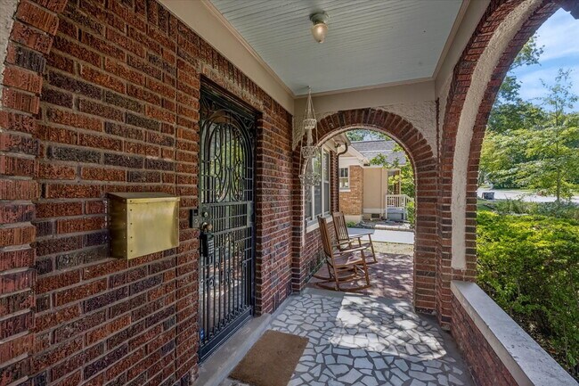 Building Photo - 3/2 fully updated with appliances included!