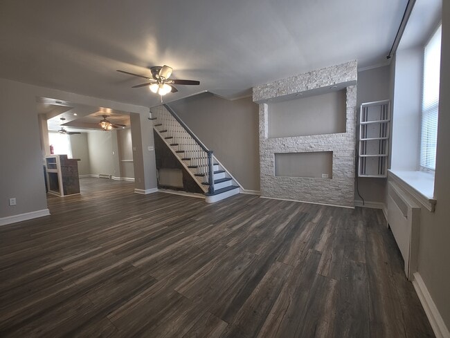 Building Photo - 1624 E Mayland St