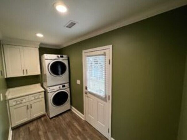 Building Photo - 1343 Hermitage Ave