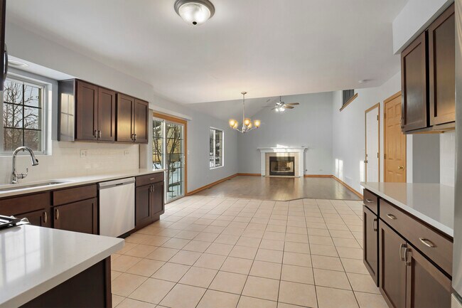 Building Photo - 1462 Glen Ellyn Rd