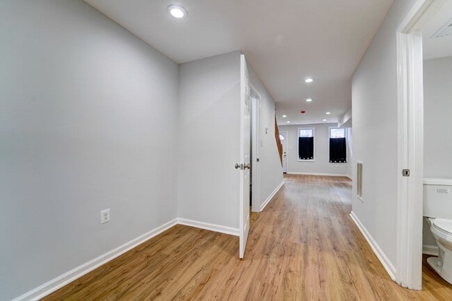 Building Photo - Beautifully Updated Townhome in Prime Loca...