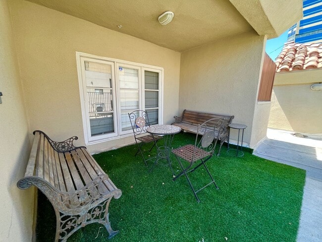 Building Photo - High vaulted ceilings open floor plan cond...