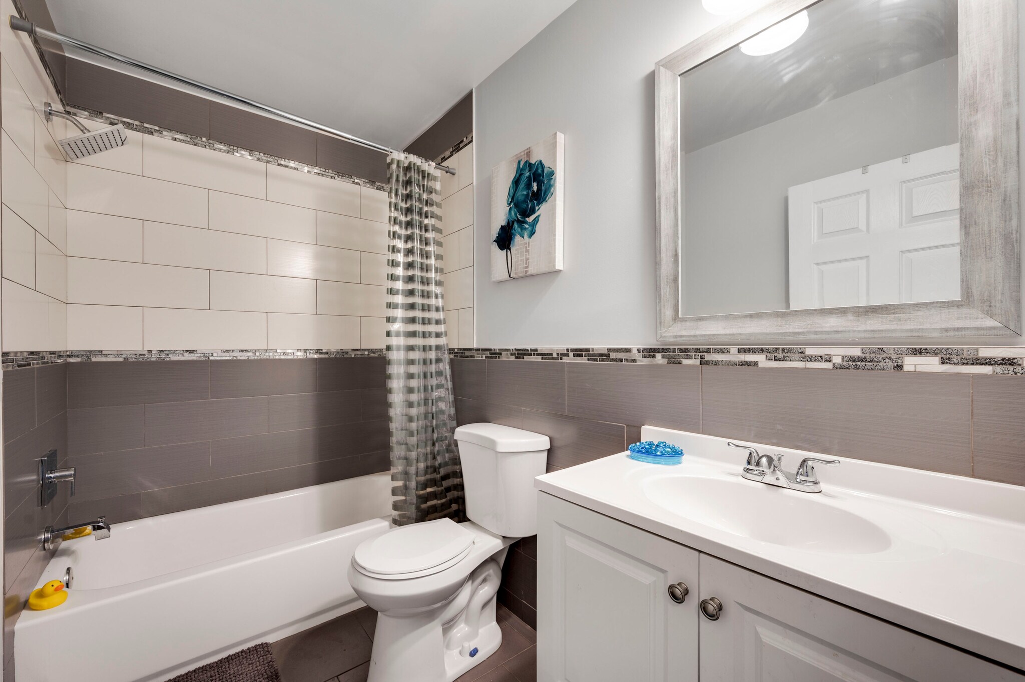 Full bathroom - 1624 N Felton St