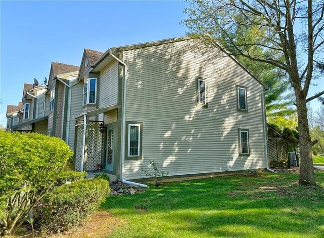 Building Photo - Available! Beautiful End Unit Condo in Bet...