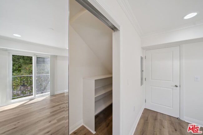 Building Photo - 1529 S Beverly Dr