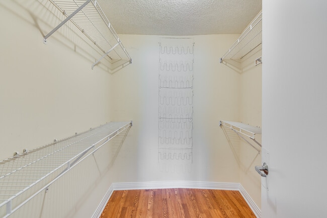 Building Photo - 350 W Belden Ave