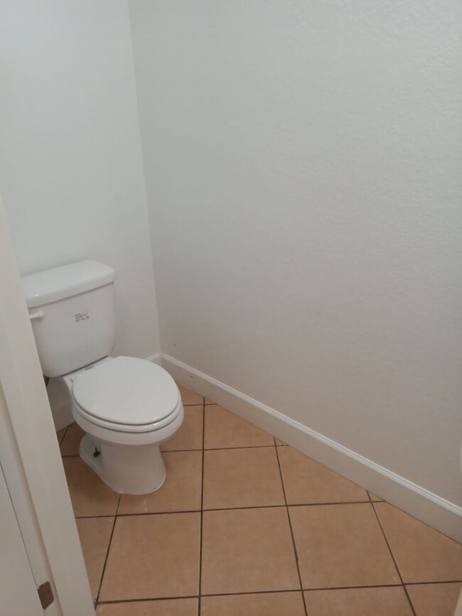 Building Photo - Spacious 4-Bedroom 2 Bathroom Apartment fo...