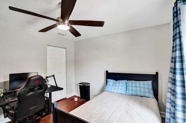 Building Photo - 8876 Sandy Crest Ln