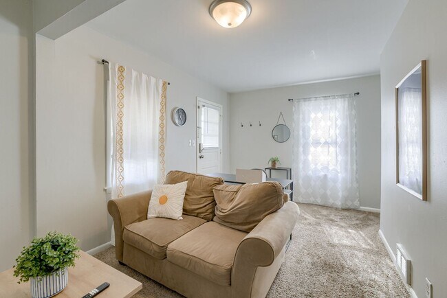 Building Photo - Cozy 2 Bedroom With Fenced Yard & Parking, Minutes from Old Market!!