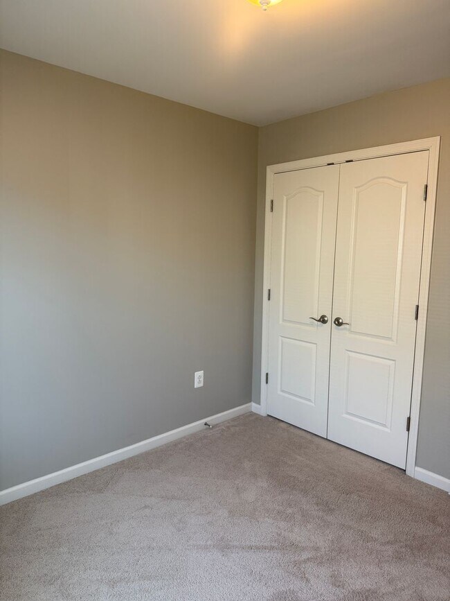 Building Photo - Well Maintain Townhome in Market Square!