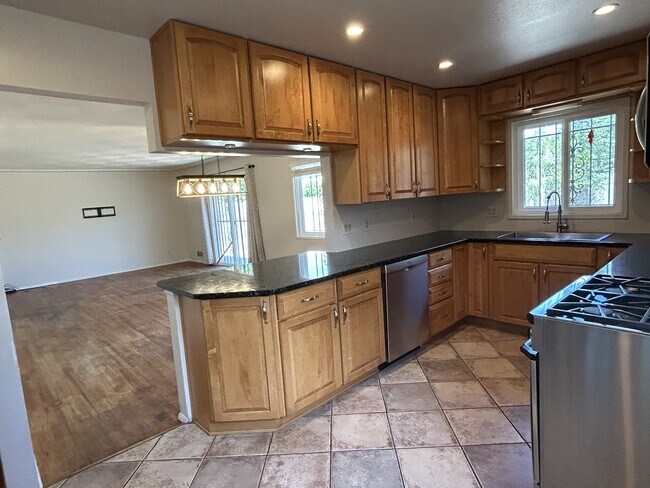 Building Photo - 2712 Palomas Dr NE