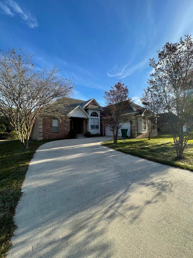 Building Photo - 3 BEDROOM HOUSE!