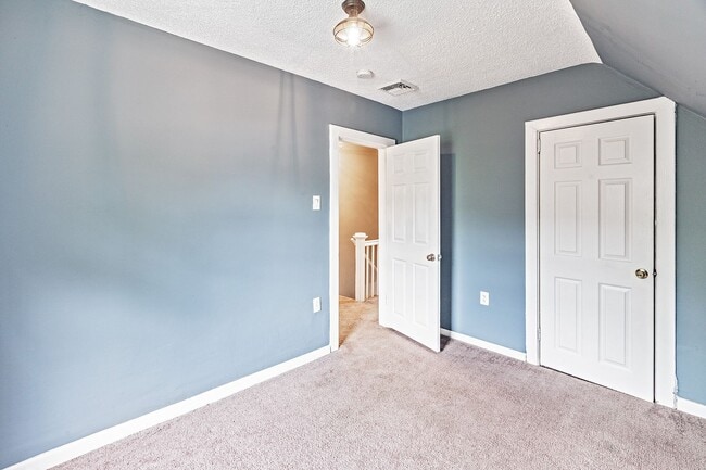 Building Photo - Renovated 2 bedroom, 1 bath townhouse in Claymont