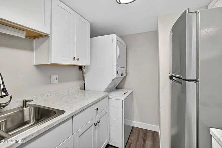 Building Photo - 860 E Brown Rd