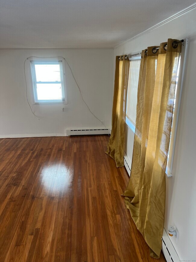 Building Photo - 565 Hart St