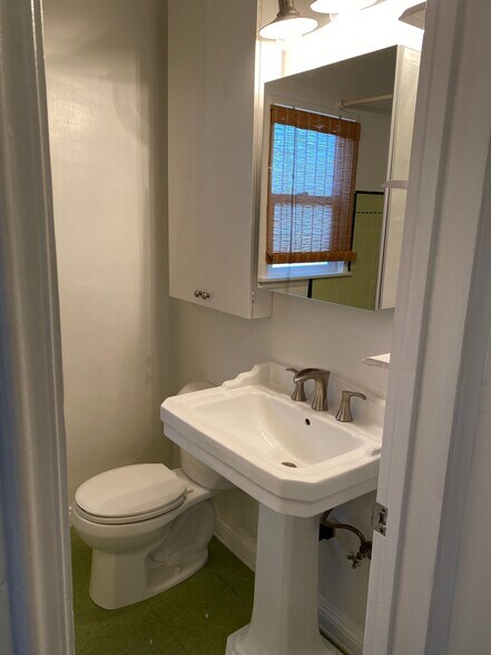 BATH VU 2 - 12447 Walsh Ave