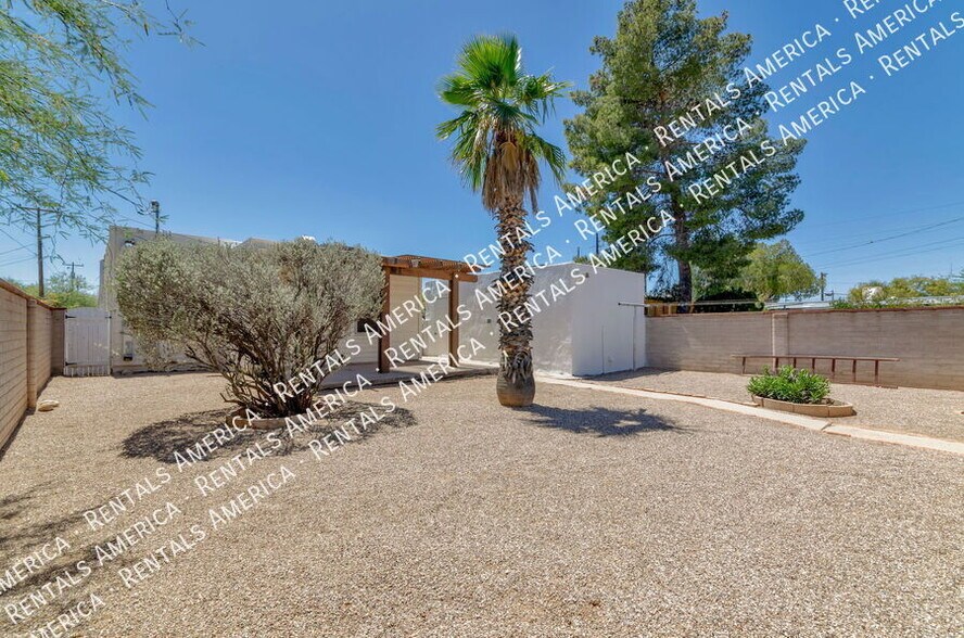 Building Photo - 1119 E Silver St