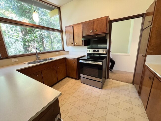 Building Photo - Mid-century modern view 3 bed house on top private drive with view of valley