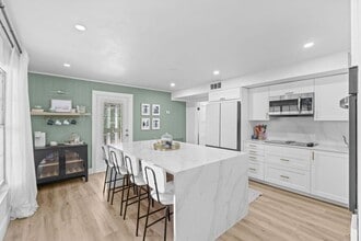 Building Photo - 715 Kaye St