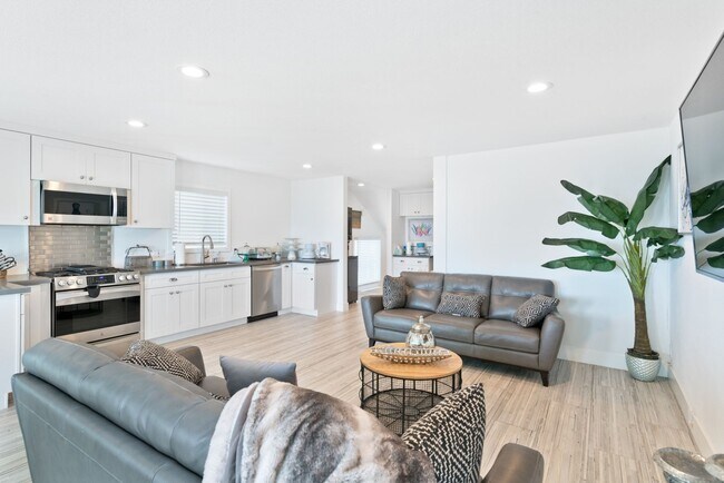 Building Photo - Fully Furnished, Oceanfront Boardwalk in Newport Beach