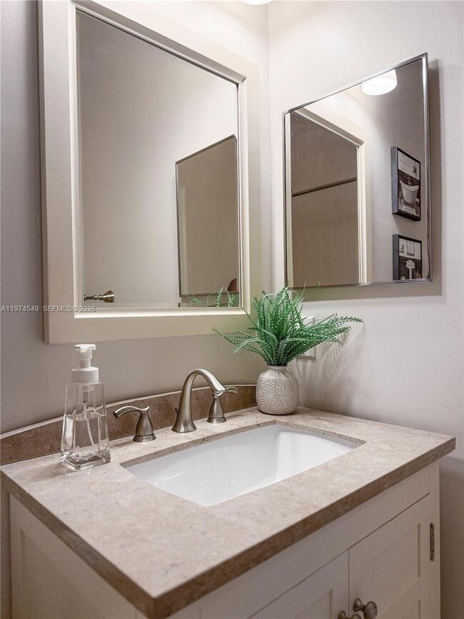 Building Photo - 400 Alexandra Cir