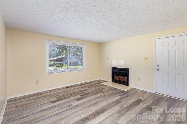 Building Photo - 3131 Vestal Pl