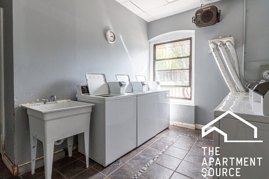 Building Photo - 633 W Barry Ave