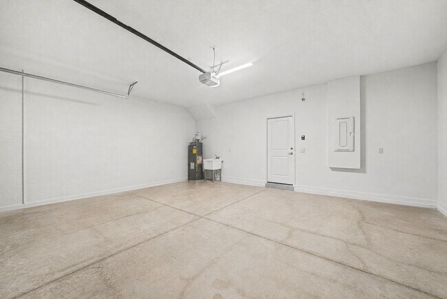 Building Photo - 4440 Longwood Lake Sq