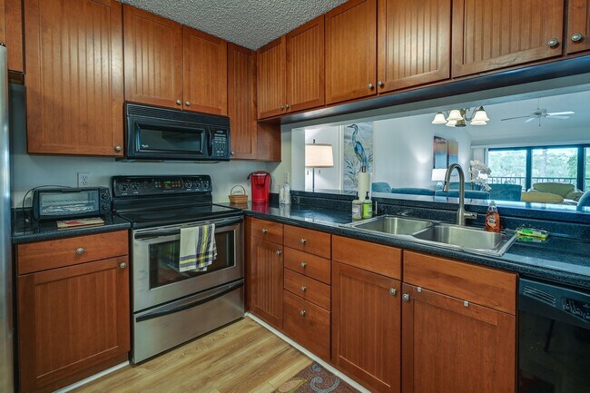 Building Photo - 5708 Deauville Cir