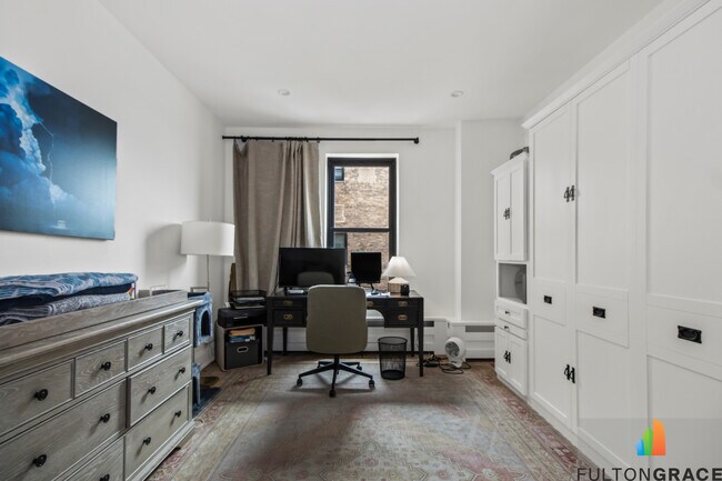 Building Photo - 2100 N Lincoln Park W