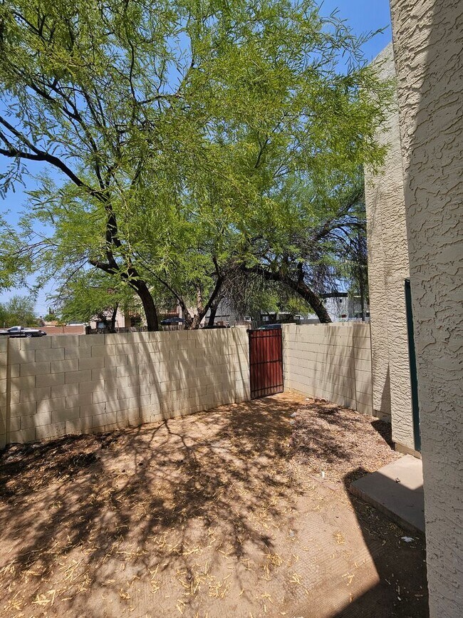 Building Photo - 1715 E Pepper Cir