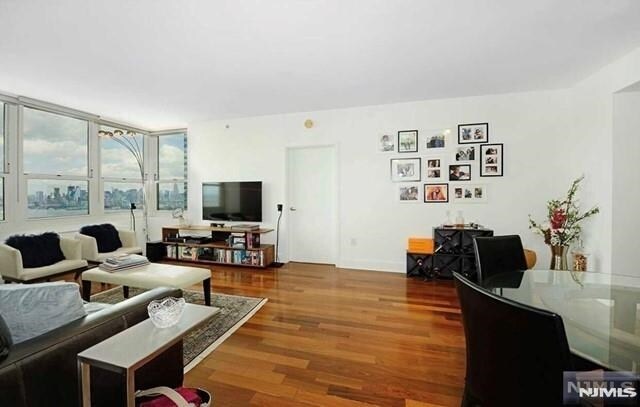 Building Photo - 88 Morgan St