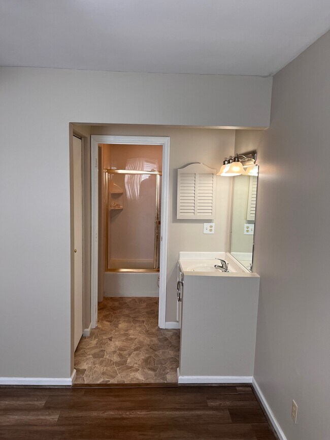 Building Photo - 1071 University Blvd