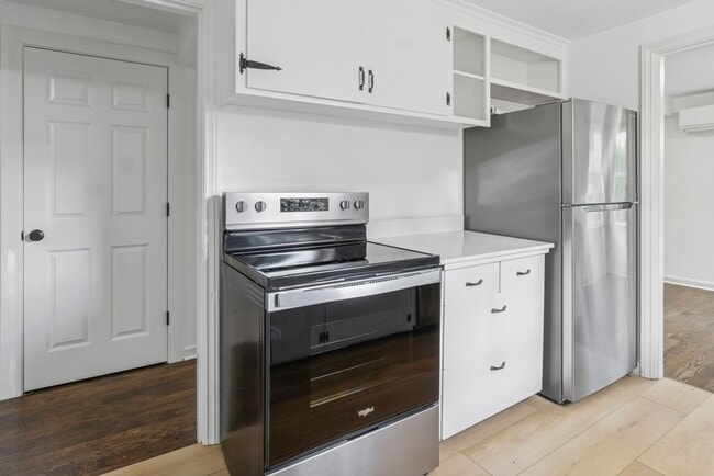 Building Photo - Updated 2BR Wedgwood Home w/ Utility Packa...