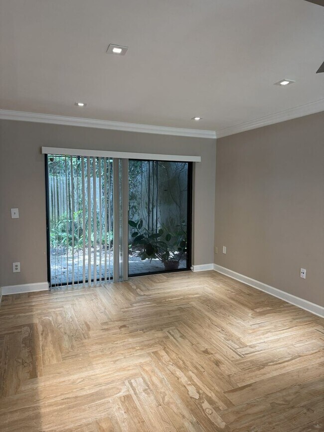 Building Photo - Beautifully updated 2 bedroom 2.5 bath townhome in highly desirable Lake Ivanhoe!